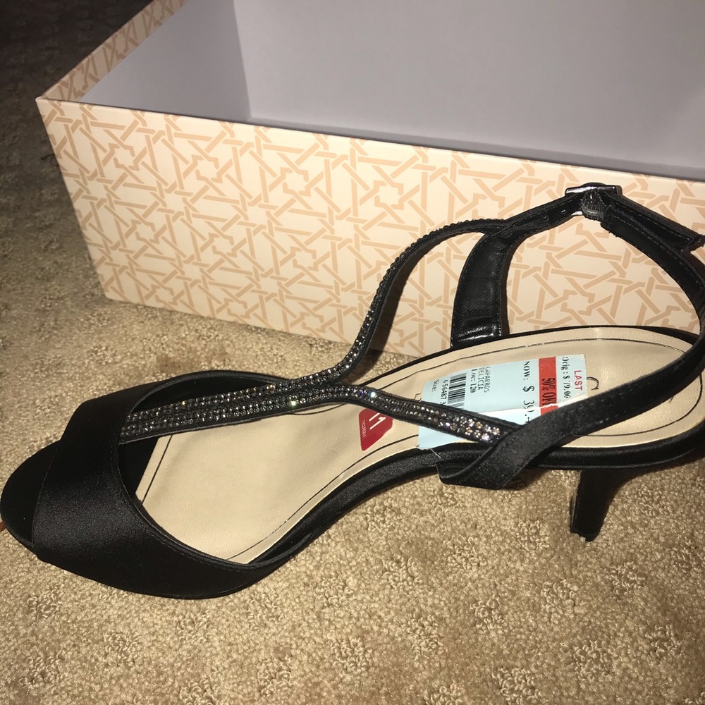 SHORT BLACK HEELS